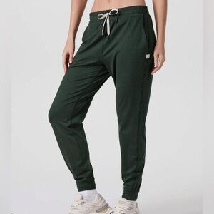 Vuori performance jogger dark green 25” size Small